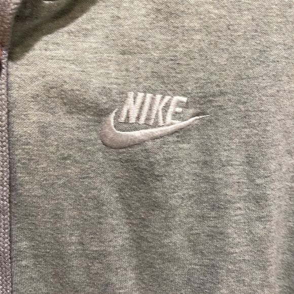 Nike woman’s gray zip up sweatshirt. But it doesn’t zip up - Picture 3 of 10